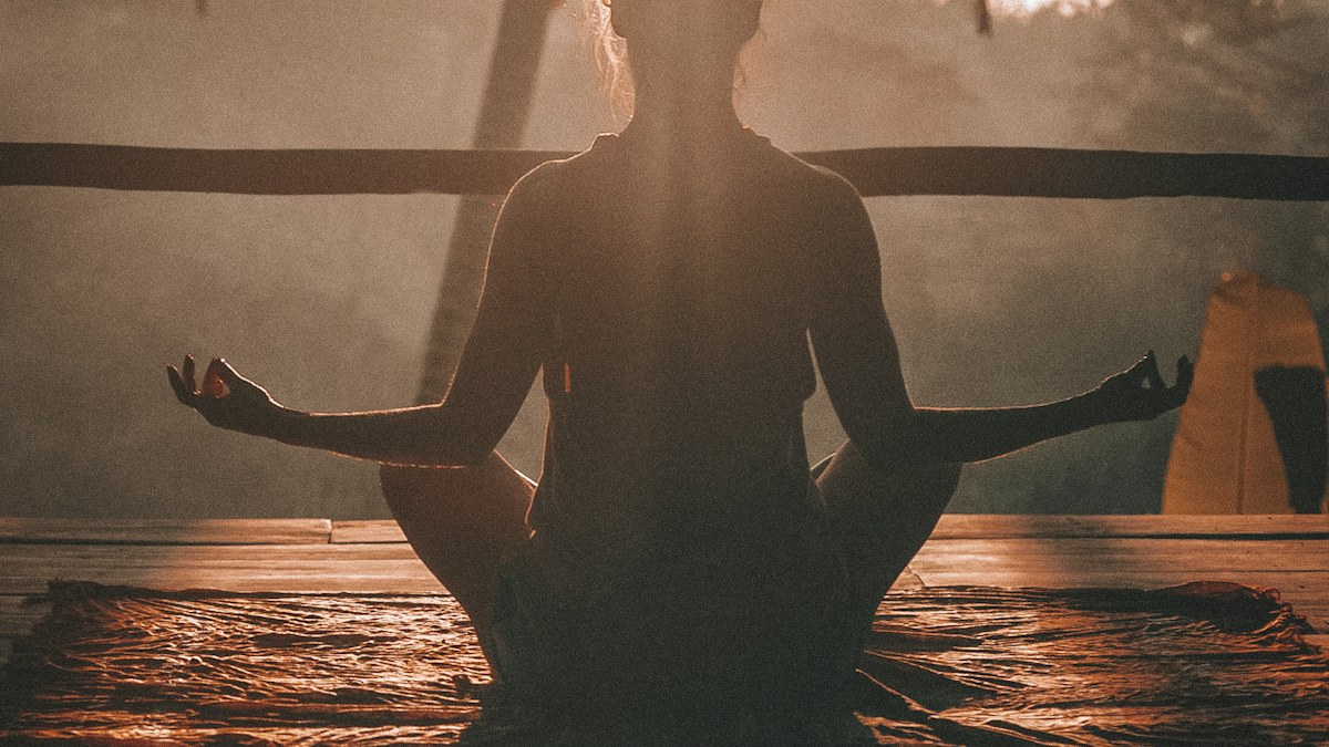 Nyugodt, meditáló ember